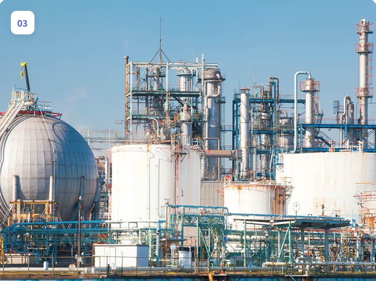 Oil refinery with storage tanks and distillation columns